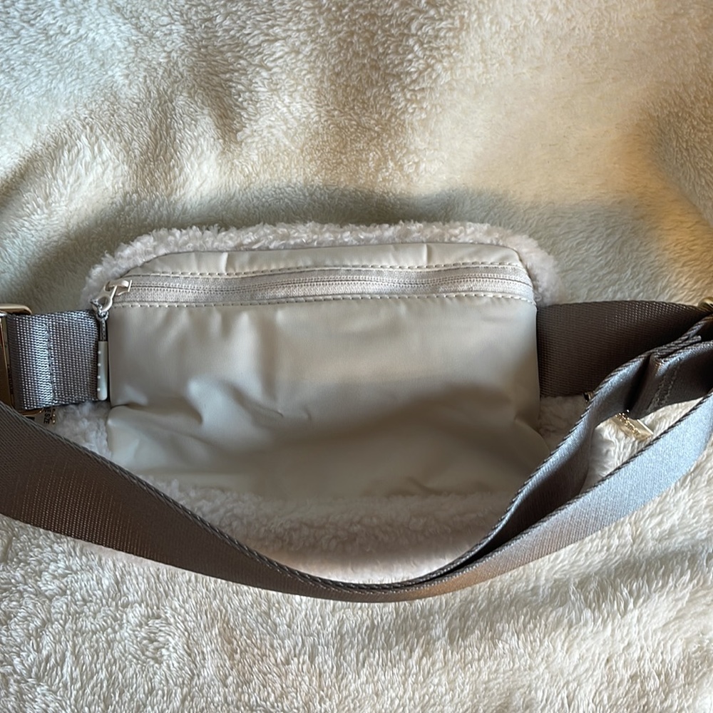 NWT Lululemon ivory sherpa belt bag - Picture 8 of 8